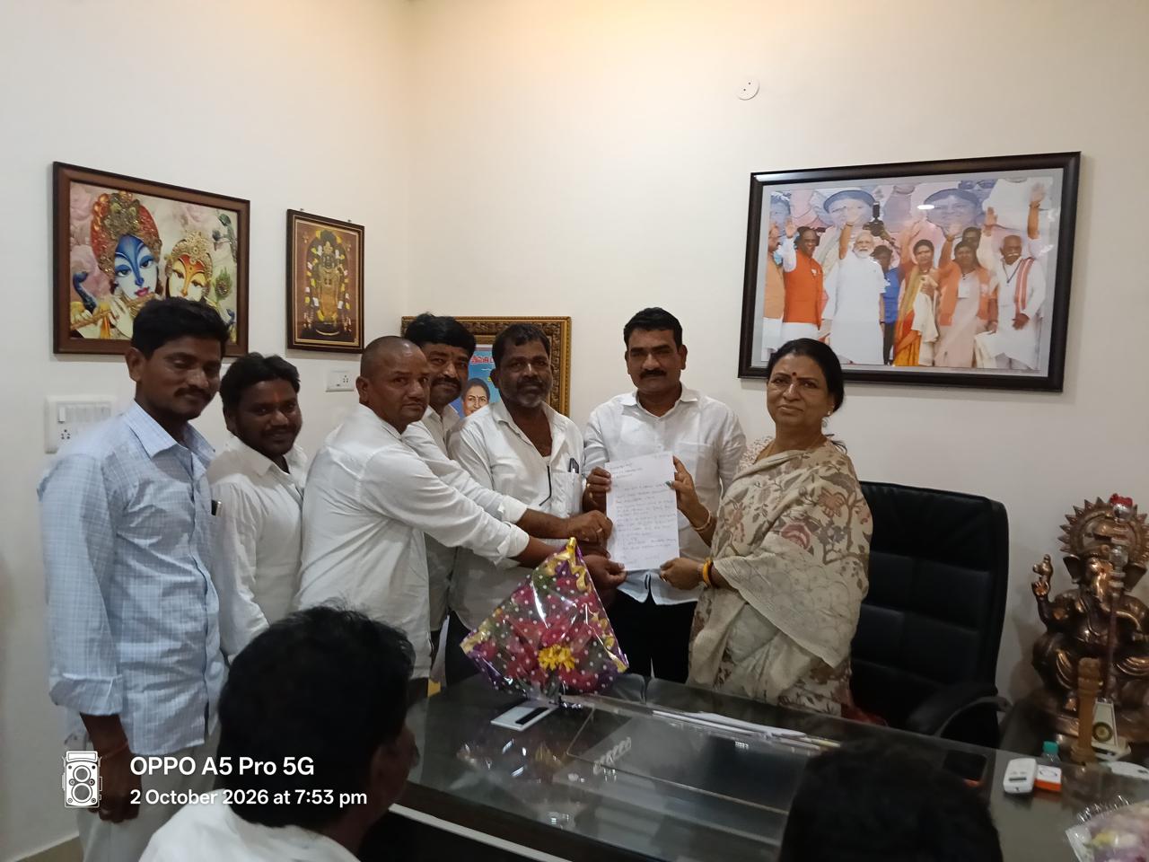 బంగ్ల లక్ష్మికాంత్ రెడ్డి ఆధ్వర్యంలో జేజమ్మని కలిసిన ఉట్కూర్ మరియు నర్వ మండల బీజేపీ సర్పంచులు