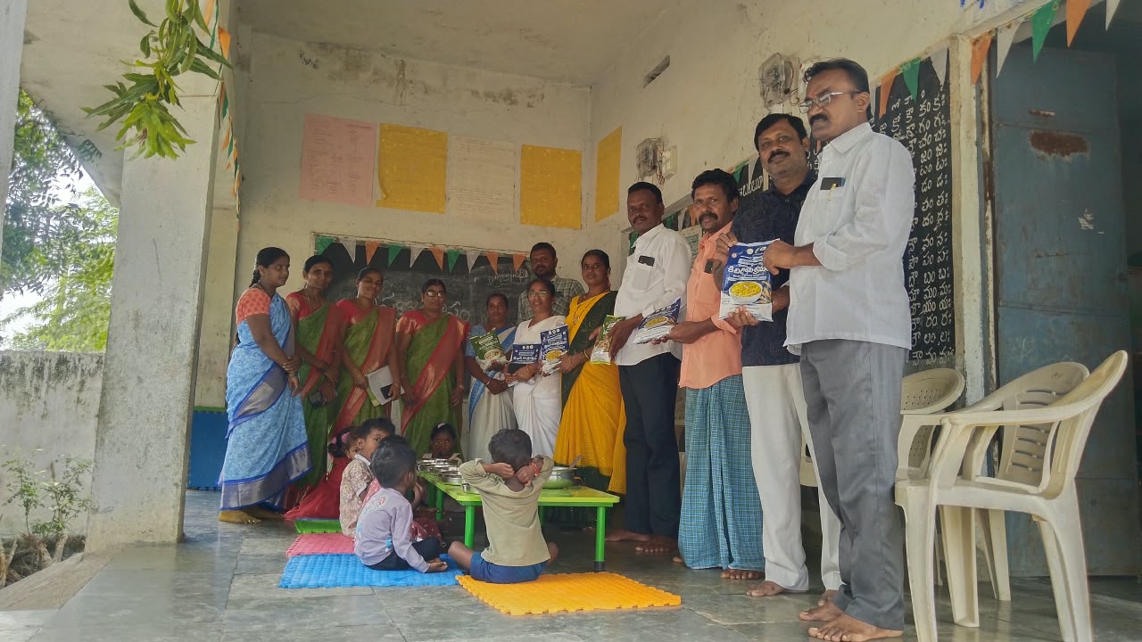 చిన్నారుల ఆరోగ్యమే లక్ష్యంగా ఉల్లేపల్లిలో తొలి ముద్ద కార్యక్రమంలో పాల్గొన్న
