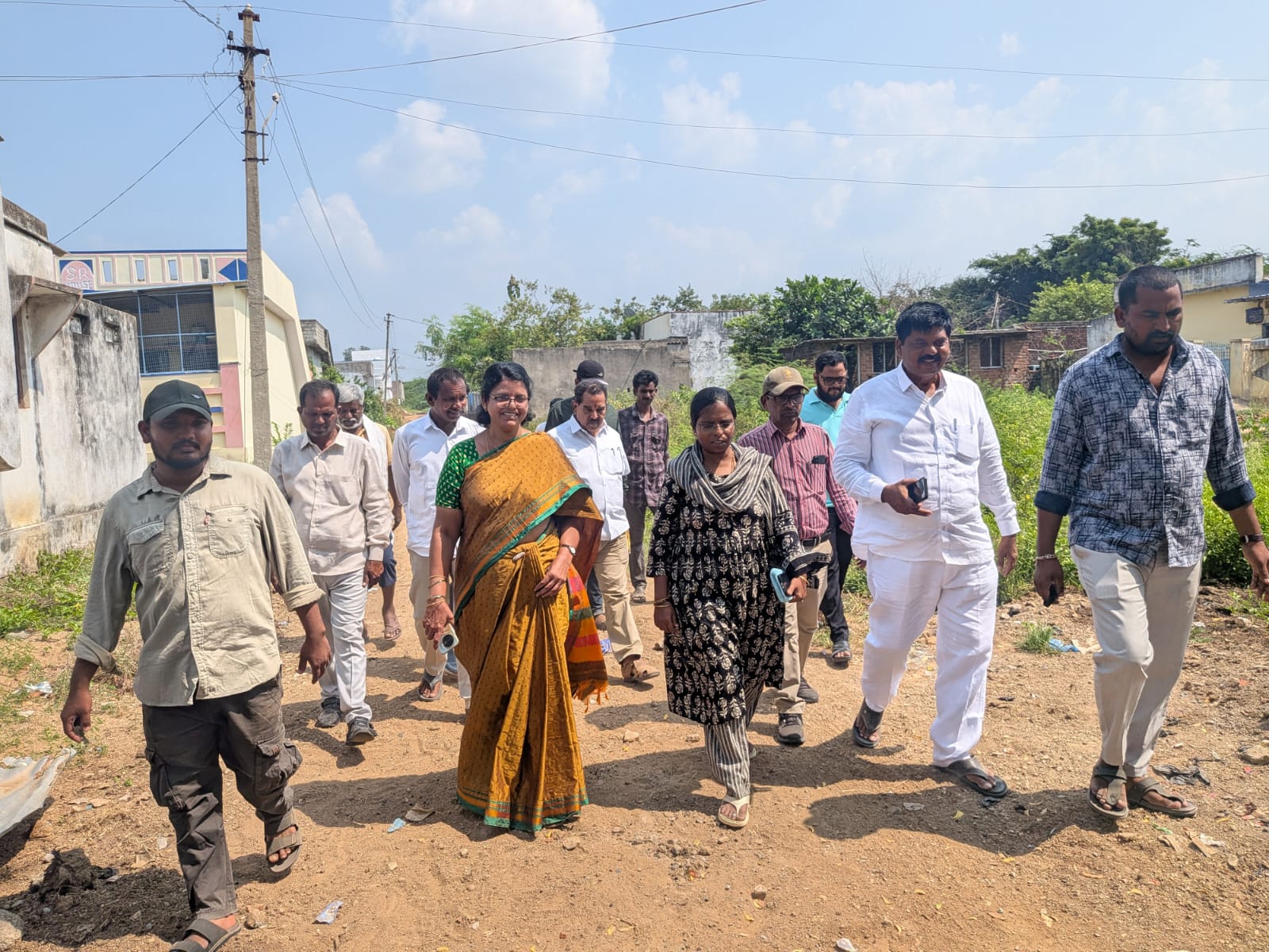 మైనార్టీ కాలనీలో డ్రైనేజీ, రోడ్డు పనుల పరిశీలన  మున్సిపల్ వైస్ చైర్‌పర్సన్ కాలం సునీత రవీందర్ రెడ్డి