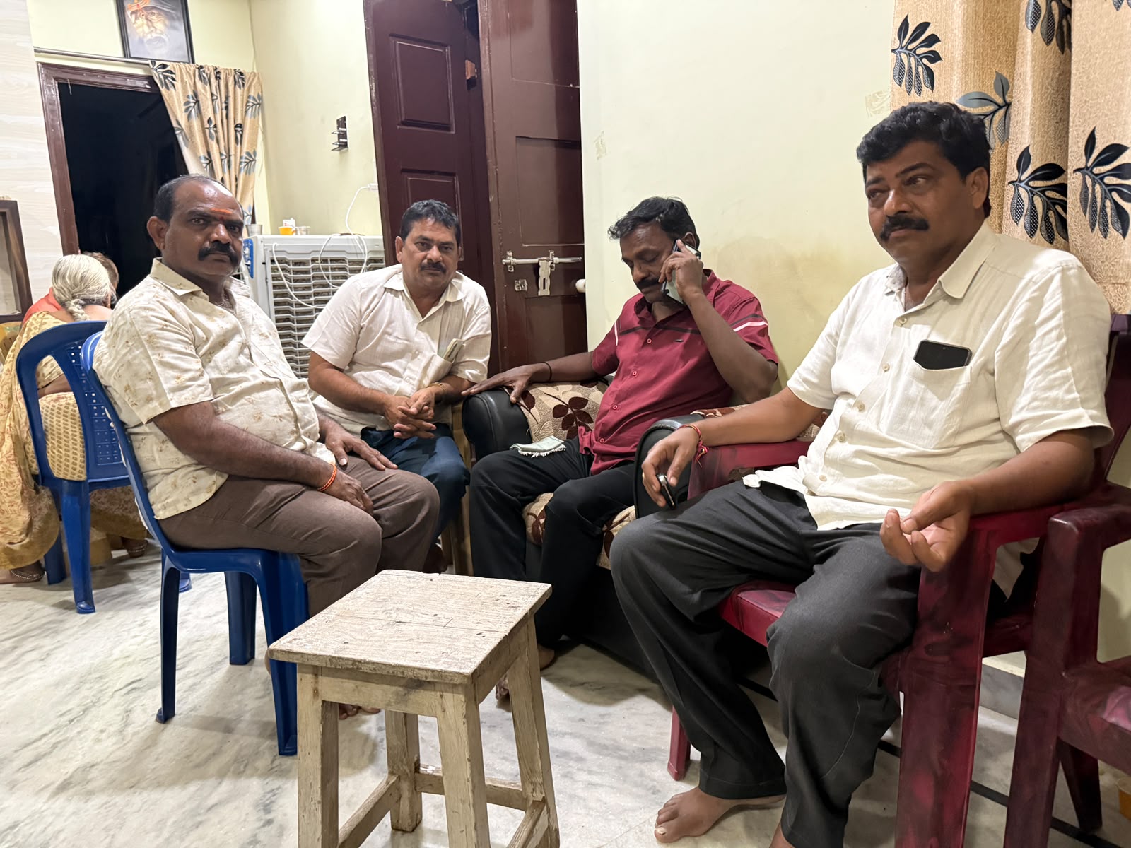 దారం శ్రీనుకు పట్టణ ప్రముఖుల పరామర్శ దారం శ్రీనుకు పట్టణ ప్రముఖుల పరామర్శ