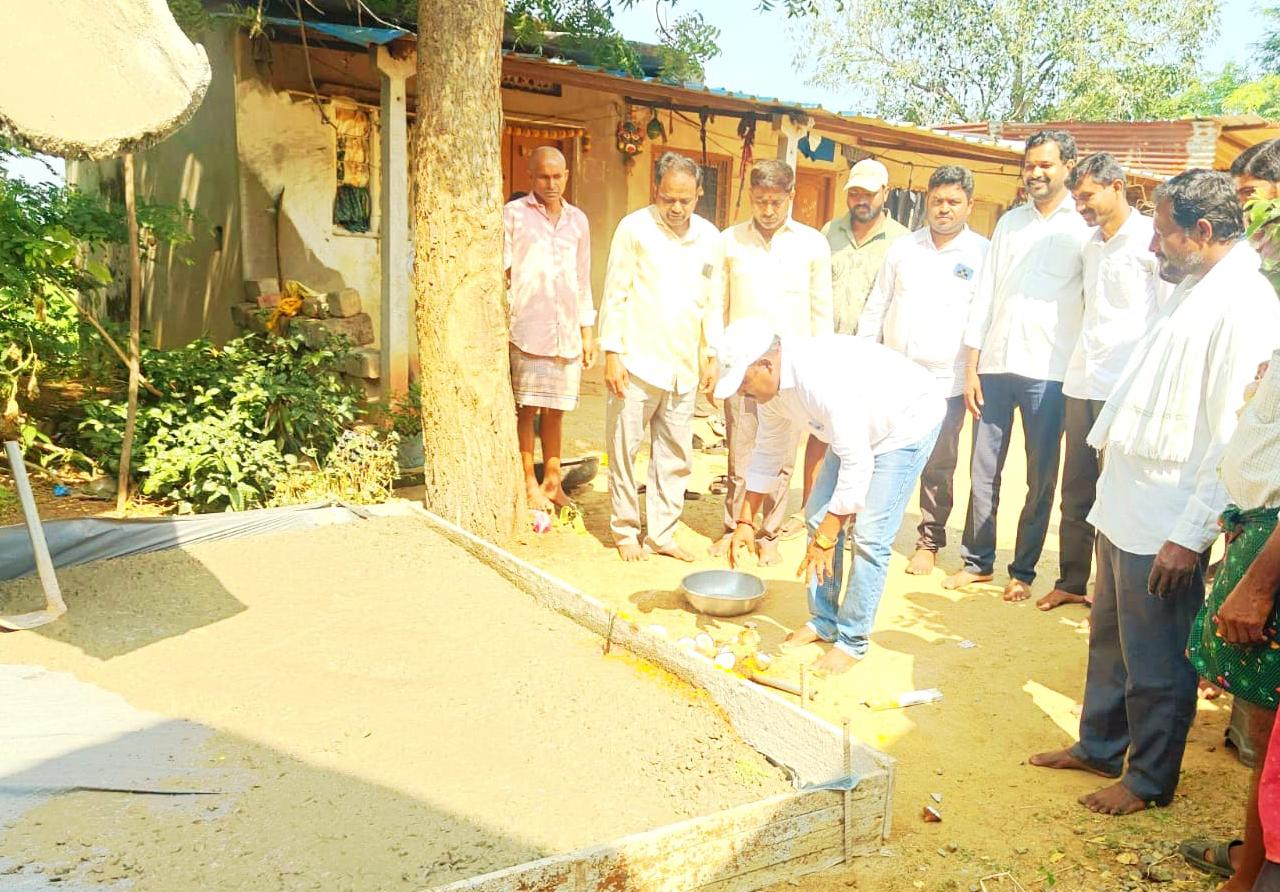 సీసీ రోడ్డు పనులు ప్రారంభించిన సొసైటీ చైర్ పర్సన్ వల్లె శ్రీనివాస్ సీసీ రోడ్డు పనులు ప్రారంభించిన సొసైటీ చైర్ పర్సన్ వల్లె శ్రీనివాస్