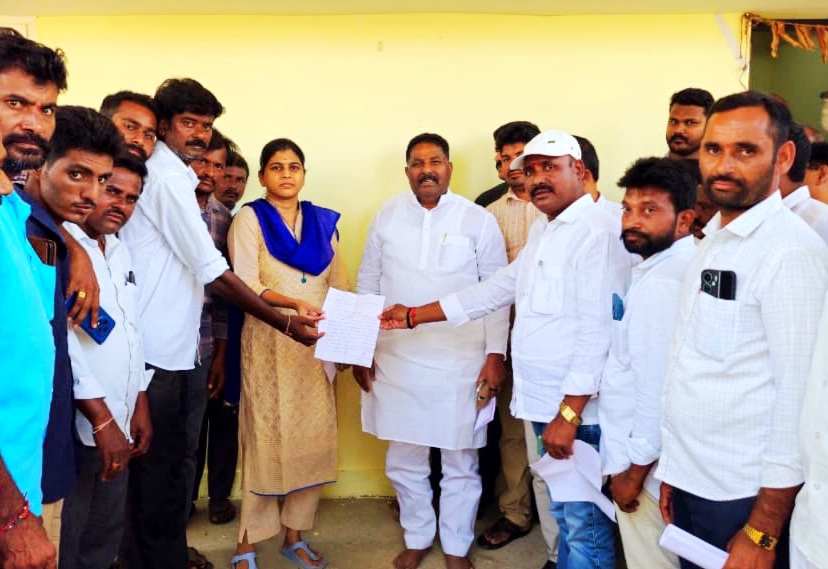 రైతులందరికీ పట్టాలు ఇవ్వాలి ఎమ్మెల్యే దొంతి మాధవరెడ్డి, ఆర్డీఓ ఉమారాణికి వినతిపత్రం రైతులందరికీ పట్టాలు ఇవ్వాలి ఎమ్మెల్యే దొంతి మాధవరెడ్డి, ఆర్డీఓ ఉమారాణికి వినతిపత్రం