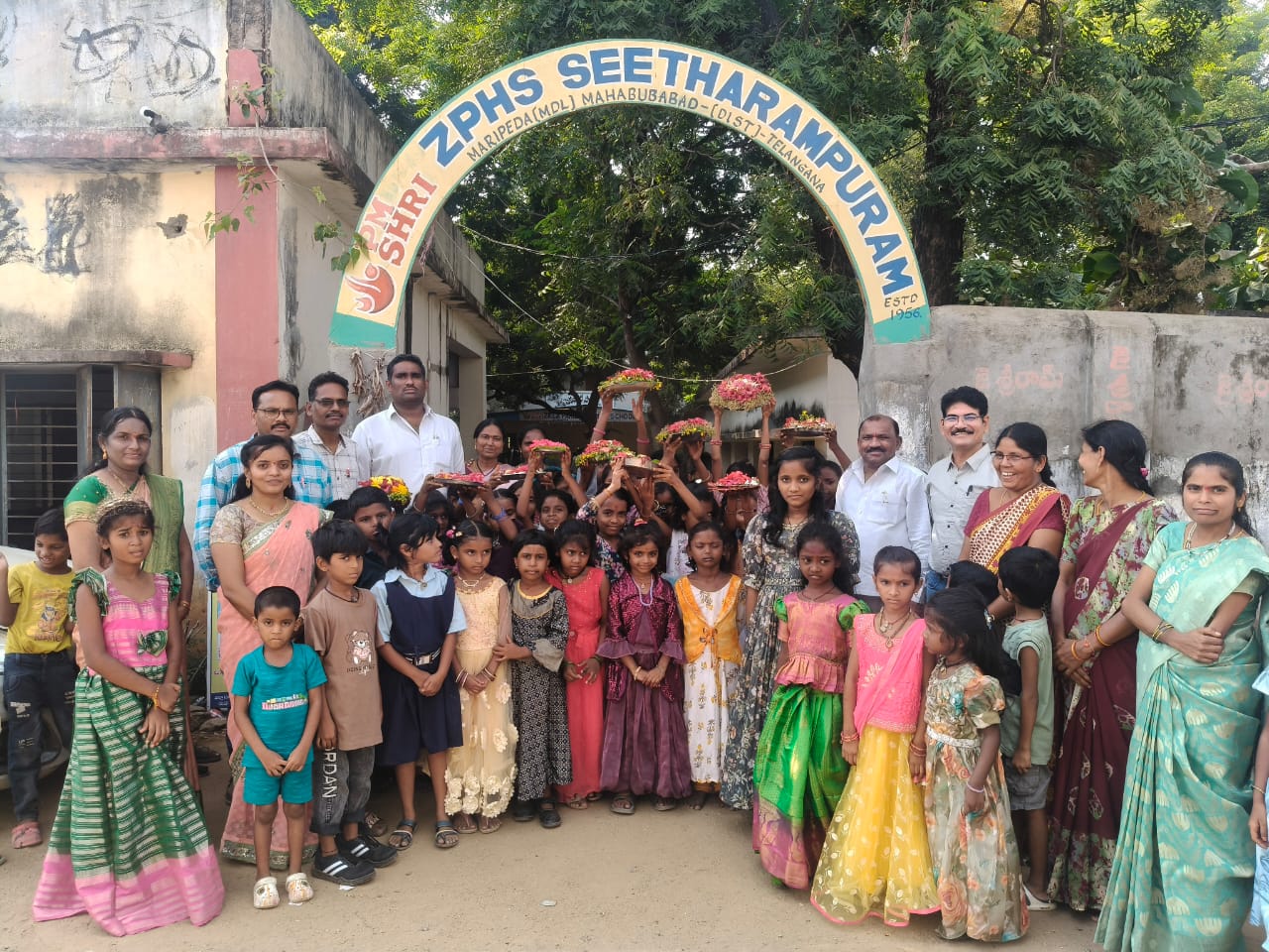 సీతారాంపురం ప్రాథమిక పాఠశాలలో ఘనంగా బతుకమ్మ వేడుకలు తెలంగాణ సంస్కృతి, సంప్రదాయాలను చాటిన సీతారాంపురం విద్యార్థినులు సీతారాంపురం ప్రాథమిక పాఠశాలలో ఘనంగా బతుకమ్మ వేడుకలు తెలంగాణ సంస్కృతి, సంప్రదాయాలను చాటిన సీతారాంపురం విద్యార్థినులు