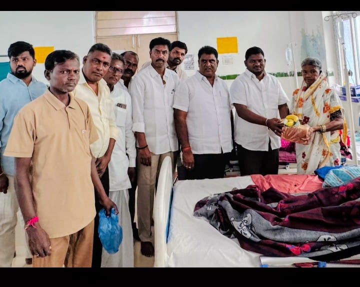 అమృత్ మెమోరియల్ ట్రస్ట్* *ఆధ్వర్యంలో పండ్లు బ్రెడ్ పంపిణీ అమృత్ మెమోరియల్ ట్రస్ట్* *ఆధ్వర్యంలో పండ్లు బ్రెడ్ పంపిణీ