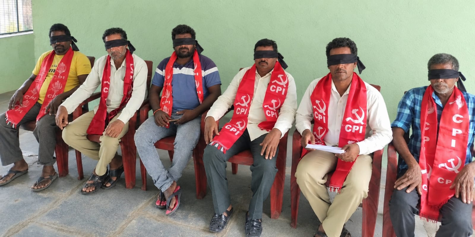చీఫ్ ఎలక్షన్ కమిషనర్ జ్ఞానేశ్ కుమార్ రాజీనామా చేయాలి జంతర్ మంతర్ ధర్నాకు మద్దతుగా కళ్లకు నల్ల రిబ్బన్లు కట్టుకొని సీపీఐ నిరసన