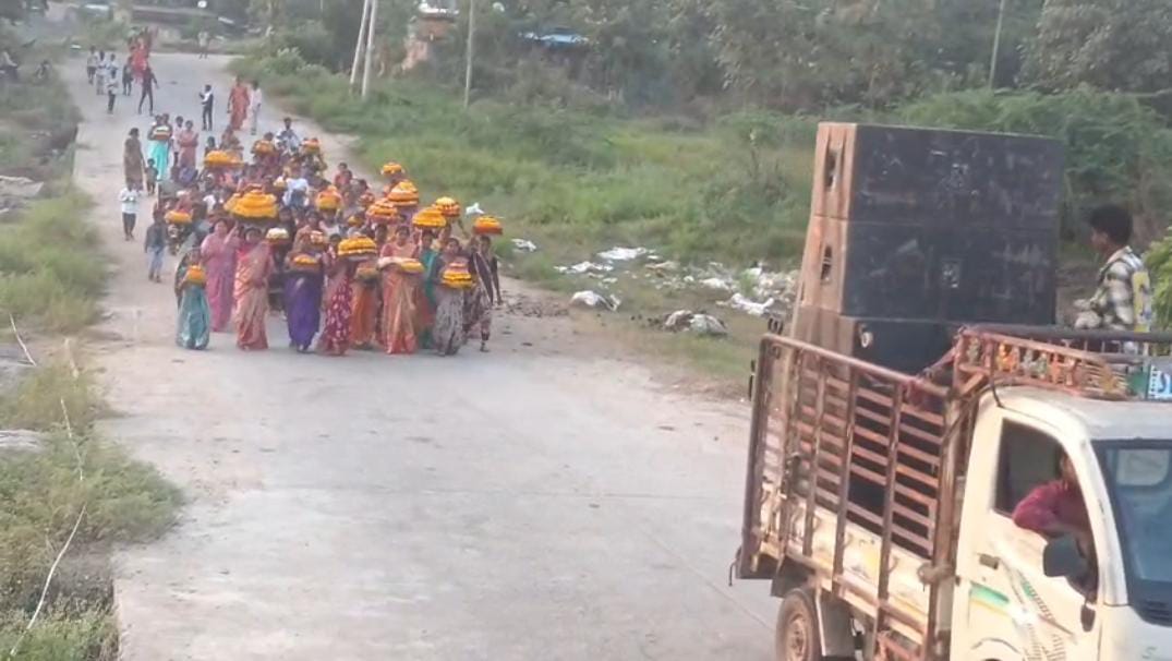 రోడ్డు ప్రమాదంలో సర్పంచ్ మృతి.. కన్నీళ్లలో వెంకంపహాడ్! అన్న కలను నిజం చేస్తున్న తమ్ముడు ప్రశాంత్ రోడ్డు ప్రమాదంలో సర్పంచ్ మృతి.. కన్నీళ్లలో వెంకంపహాడ్! అన్న కలను నిజం చేస్తున్న తమ్ముడు ప్రశాంత్