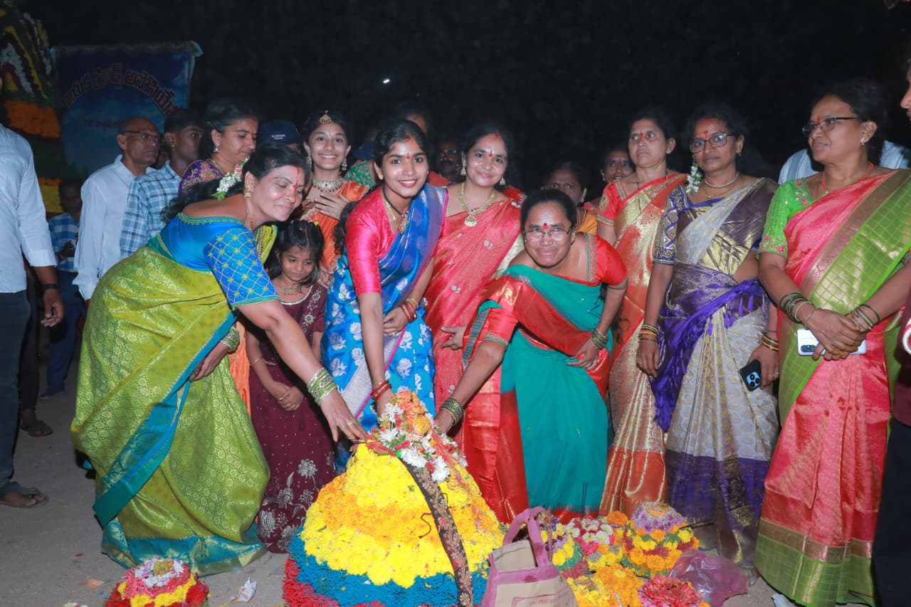 ఆడబిడ్డల ఆత్మగౌరవానికి, తెలంగాణ సంస్కృతికి ప్రతీక బతుకమ్మ.