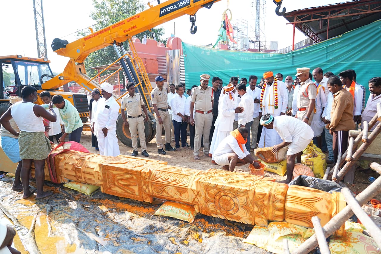 *పడమటి ఆంజనేయ స్వామి ఆలయ రాజగోపుర నిర్మాణంలో కీలక ఘట్టం* *పడమటి ఆంజనేయ స్వామి ఆలయ రాజగోపుర నిర్మాణంలో కీలక ఘట్టం*