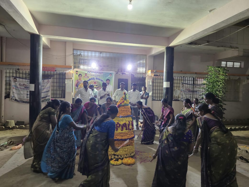 తూనం శ్రావణ్ కుమార్ మున్సిపల్ చైర్ పర్సన్ అధ్వర్యంలో ఘనంగా నిర్వహించిన బతుకమ్మ ఉత్సవాలు