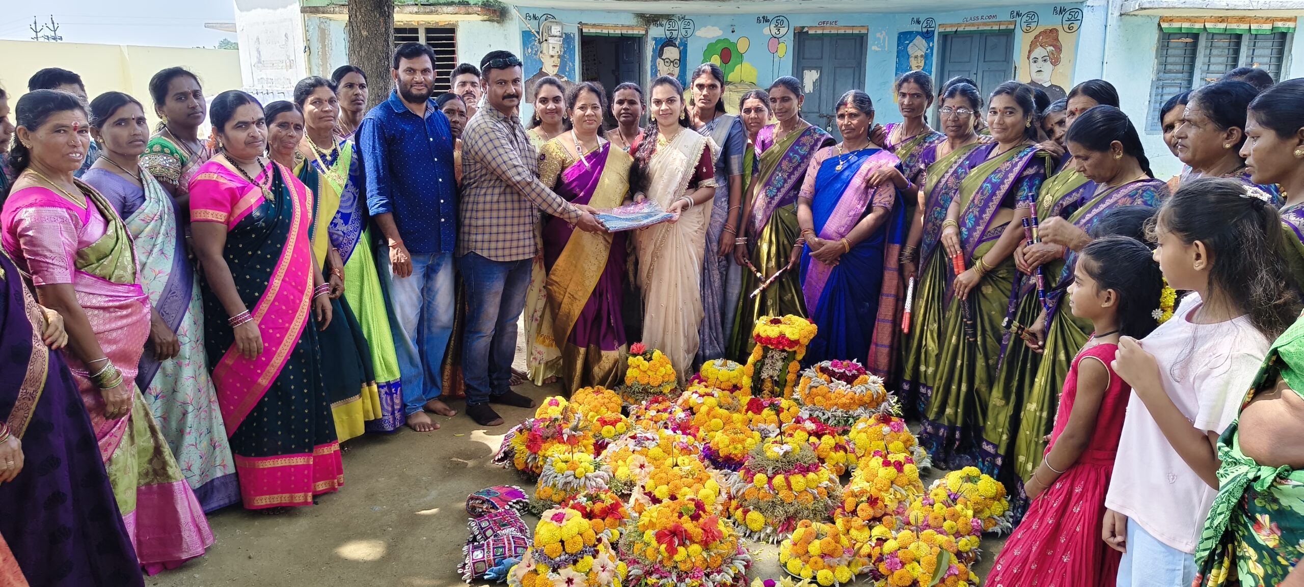 ఉపాధి కూలీల ఆధ్వర్యంలో బతుకమ్మ వేడుకలు