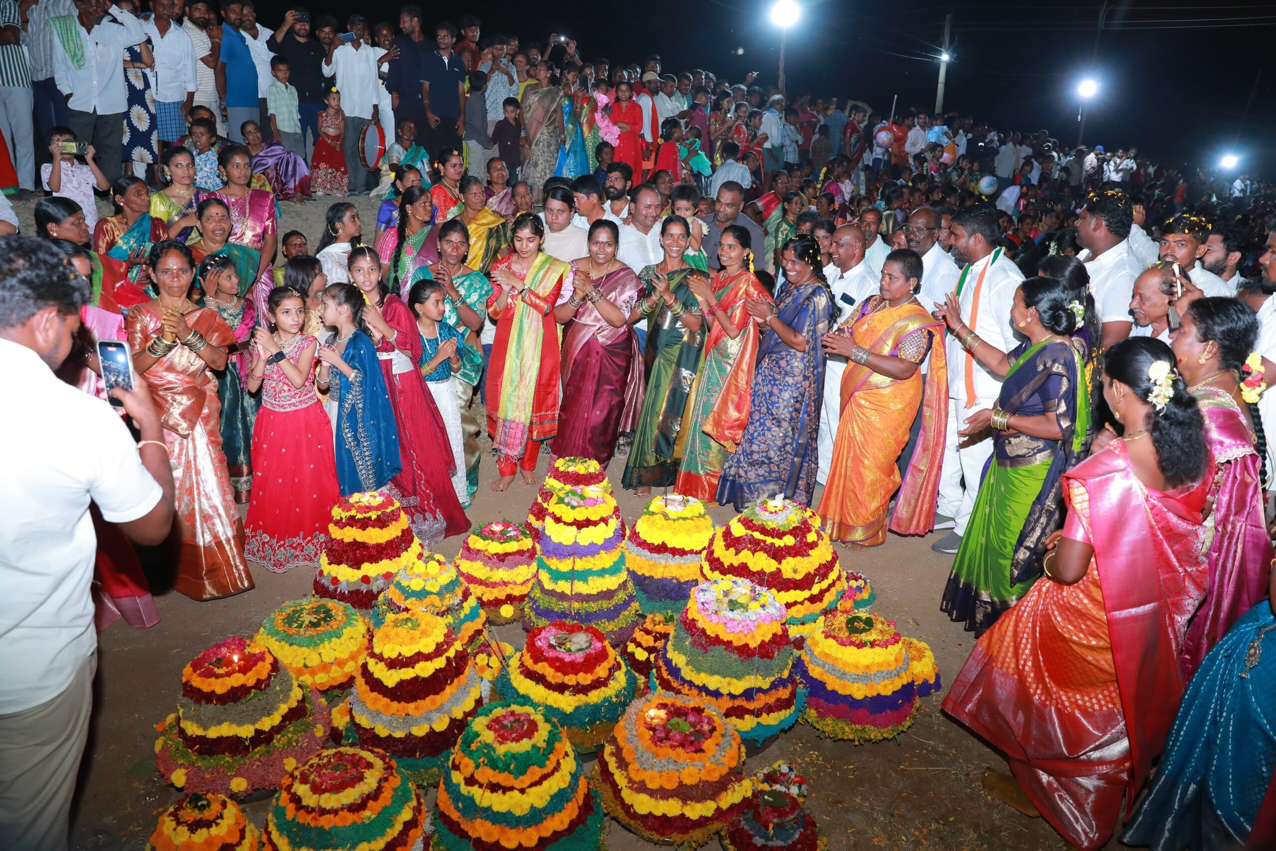 పెద్దామడూర్‌లో అంబరాన్నంటిన బతుకమ్మ సంబరాలు