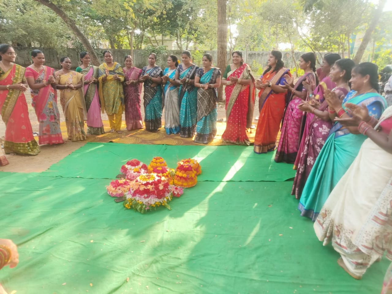 తెలంగాణ ఆడపడుచుల ఆత్మగౌరవానికి ప్రతీకగా ” బతుకమ్మ “