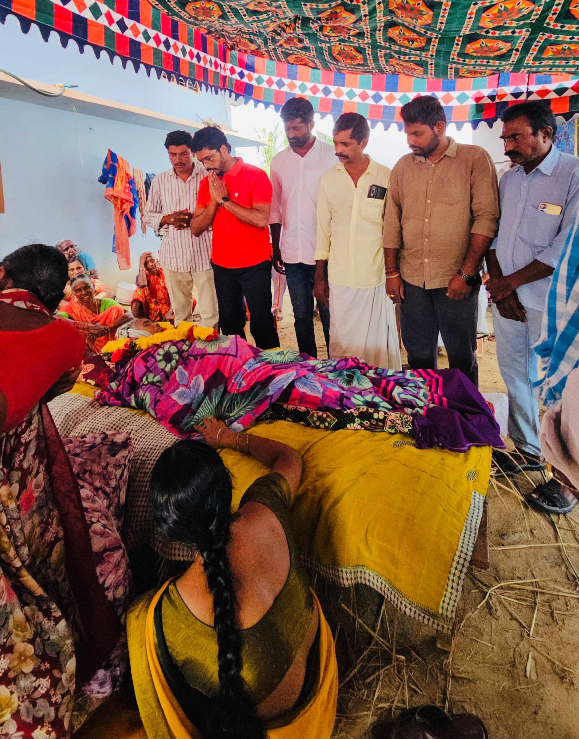 మాజీ ఎంపీటీసీ రాజులపాటి లచ్చమ్మ కు నివాళి – కేసముద్రం మండల కాంగ్రెస్ అధ్యక్షుడు చిలువేరు సమ్మయ్య గౌడ్ మాజీ ఎంపీటీసీ రాజులపాటి లచ్చమ్మ కు నివాళి – కేసముద్రం మండల కాంగ్రెస్ అధ్యక్షుడు చిలువేరు సమ్మయ్య గౌడ్